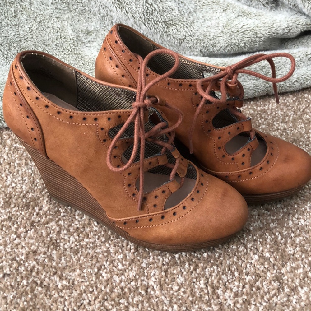 Restricted wedge shoes